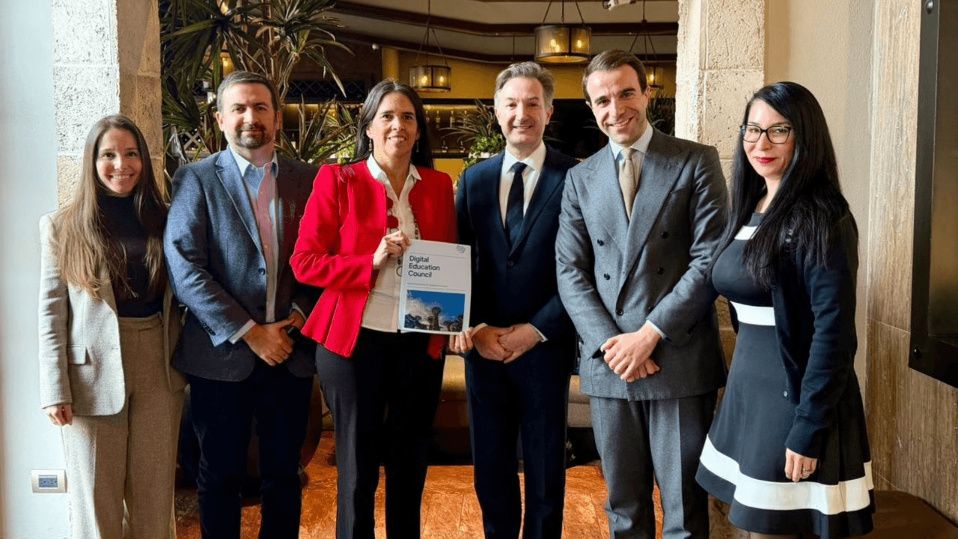 María Oliver Román, Director Global Engagement and Operations Digital Education Council, Ignacio Contreras, Decano de Pregrado UAI, Soledad Arellano, Vicerrectora Académica y de Investigación UAI, Danny Bielik, Presidente del DEC, Alessandro Di Lullo, CEO del DEC y Pamela Marabolí, Directora de Docencia Institucional UAI.